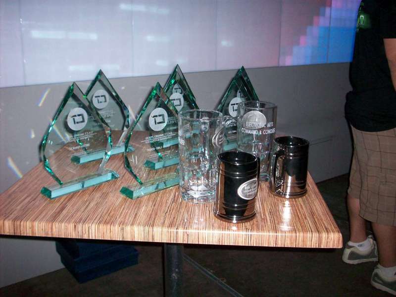 Awards
Ladder season awards at the front, CommunityTeam.de are the glass awards
